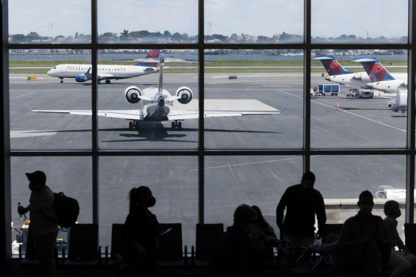 ავიაკომპანია Delta აუცრელ თანამშრომლებს გადასახადს დაუწესებს