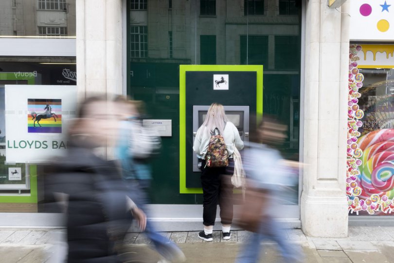 ბრიტანული Lloyds Bank-ი თანამშრომლებს დამატებით £1,000-ს გადაუხდის