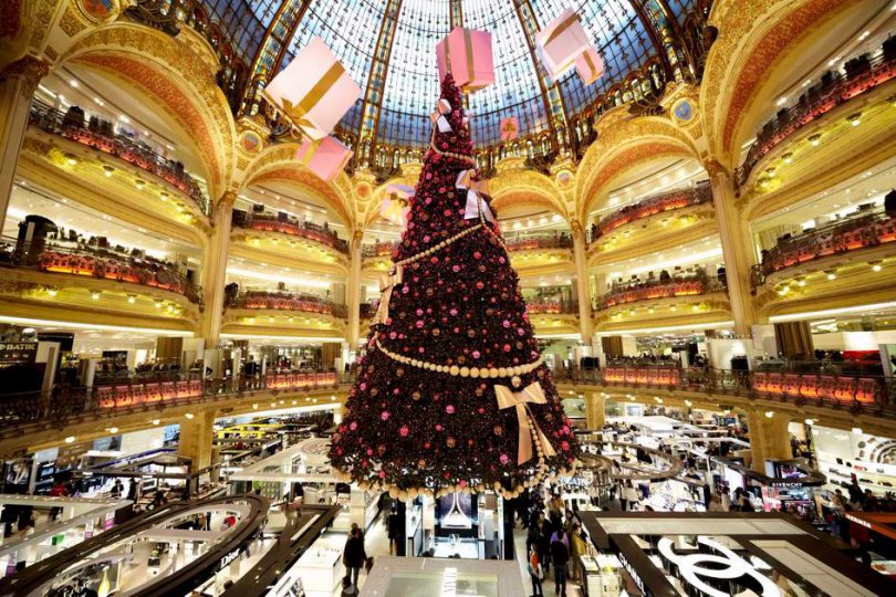 პარიზში Galeries Lafayette-ის თანამშრომლებმა ნაძვის ხის ანთების ცერემონია ჩაშალეს