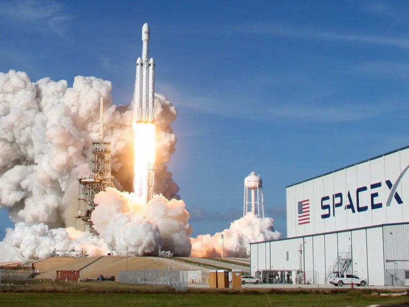 SpaceX-მა Falcon Heavy წარმატებით გაუშვა