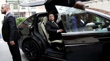 Tesla ავტომობილებს კიდევ ერთხელ აიაფებს